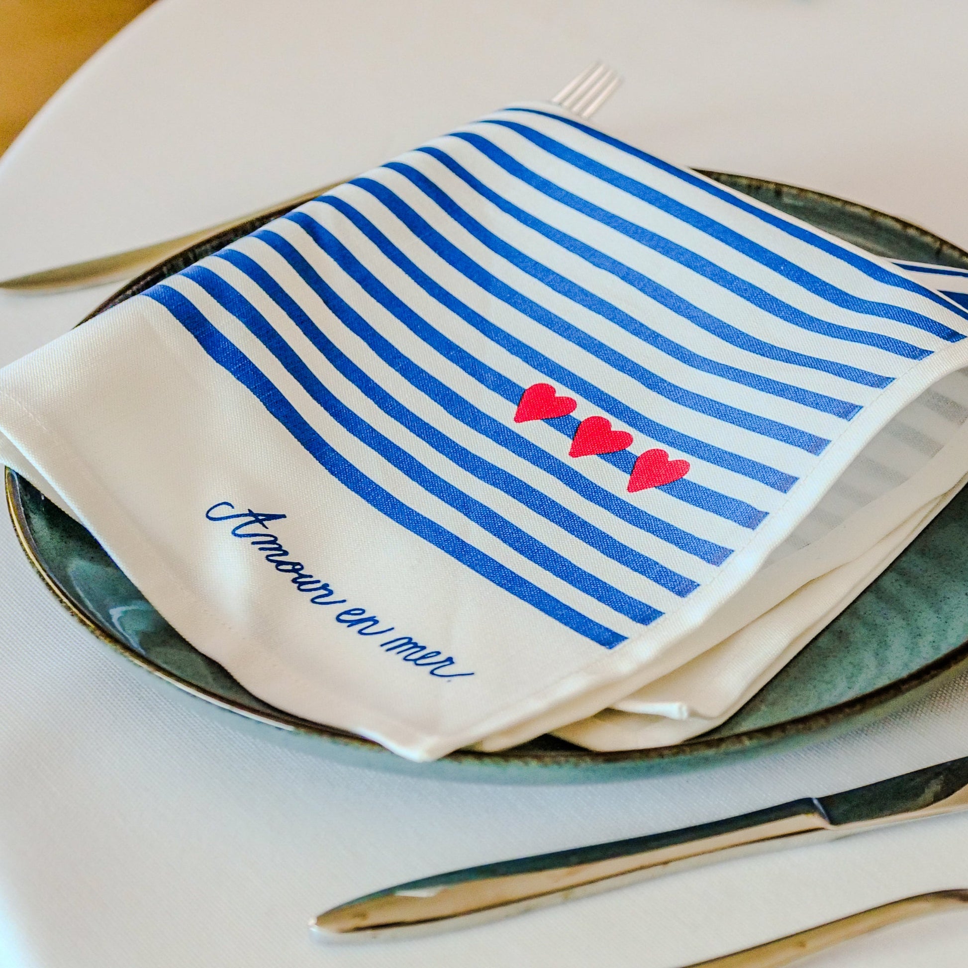 La serviette de table en tissu fabriquée en France aux motifs marins